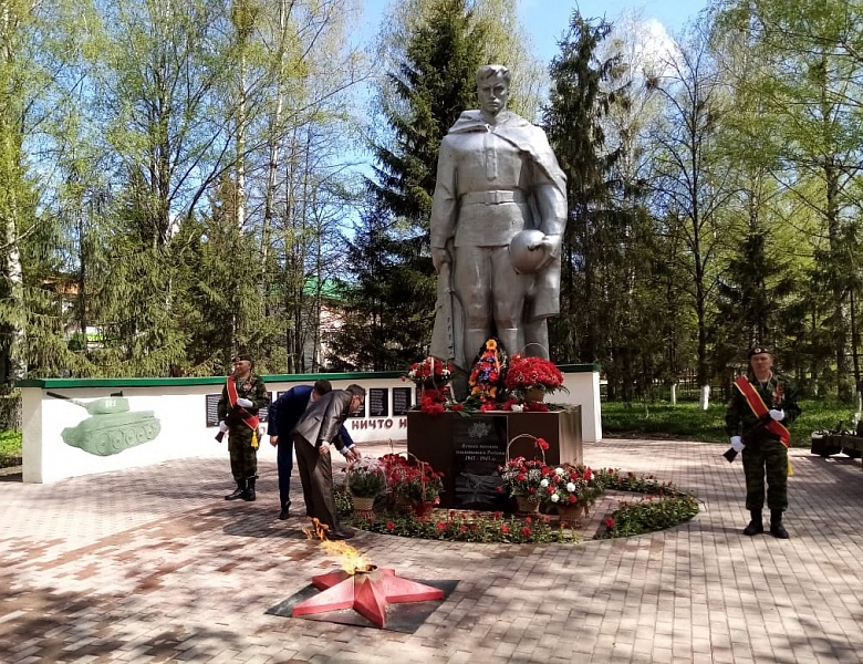  Возложили цветы к монументу Неизвестного солдата