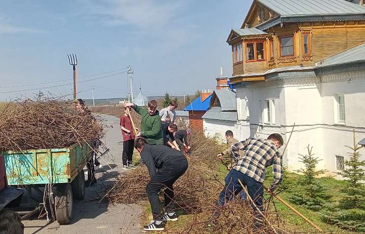 Студенты техникума помогли в уборке территории  Цивильского (Тихвинского) женского монастыря
